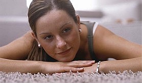 Frau auf Teppich